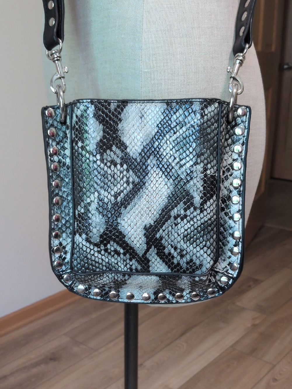 Inzi Studded Snake-Print Crossbody Bag - Black/Gray